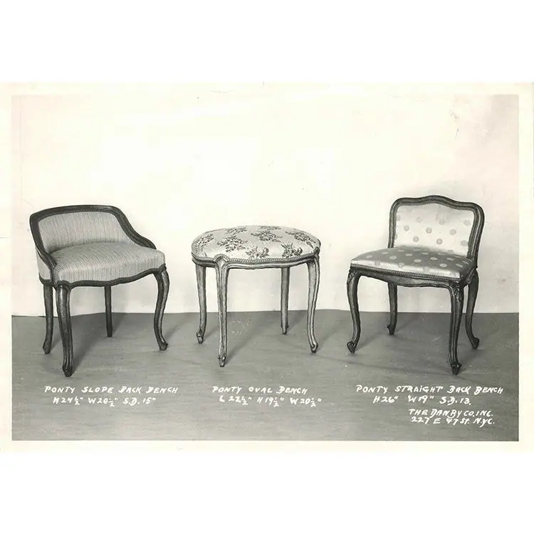 Fotografia d'epoca di catalogo: due panche e una sedia imbottite su gambe intagliate, con le misure scritte sotto