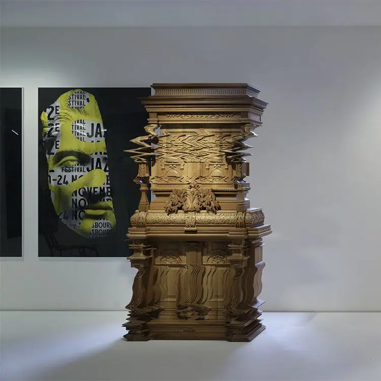 Il mobile Good Vibrations, scolpito come se tremasse, esposto in un museo accanto a un manifesto